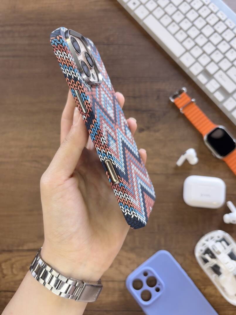 iPhone 16 Pro Kılıf Etnik Desenli Örgü Görünümlü Magsafe Uyumlu Premium Kapak Kılıf SOO-900 - 24